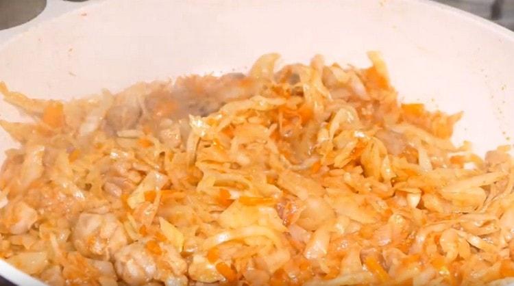 Trebuie să tocați varză fără capac, altfel pur și simplu va fierbe.