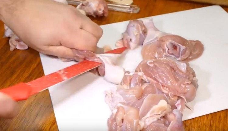 Separați carnea de oase cu pielea.