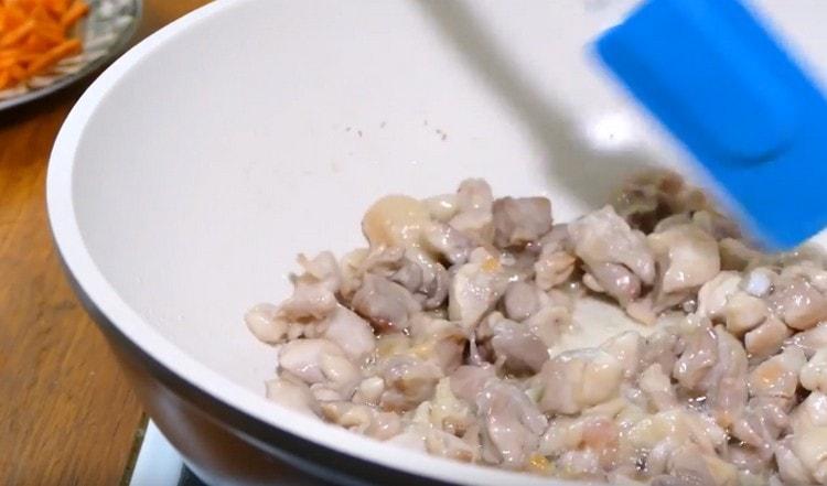 Prăjiți carnea, adăugând ulei vegetal dacă este necesar.