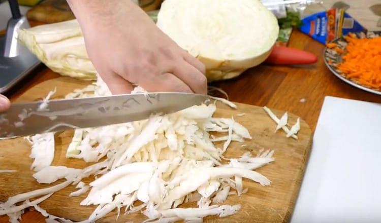 Se toacă mărunt varza.