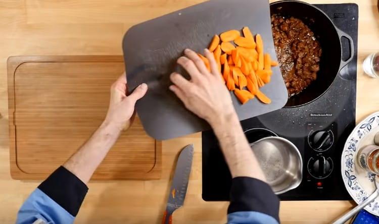 Ajouter au chaudron des carottes tranchées.