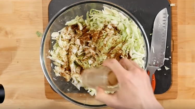 Ajoutez zira au chou, mélangez.