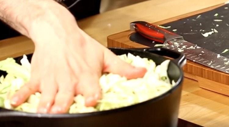 Nous répandons le chou dans un chaudron sur la viande, jusqu'à ce que nous mélangeons.