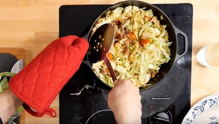 Lorsque le volume du chou est légèrement réduit, mélangez soigneusement tous les composants.