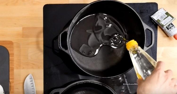 Nous mettons un grand chaudron sur la cuisinière, versons de l'huile végétale.