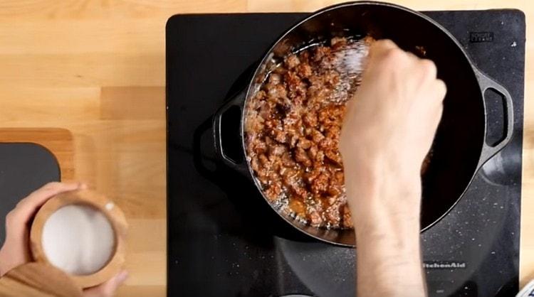 À ce stade, le plat peut être salé.