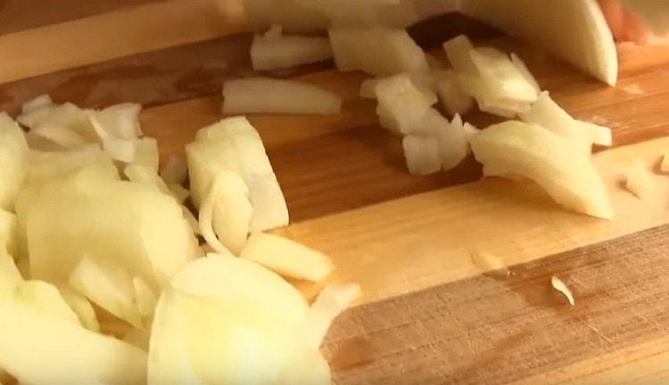 Pique finamente a cebola.