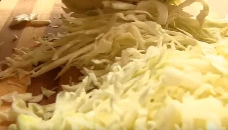 Pique finamente o repolho.