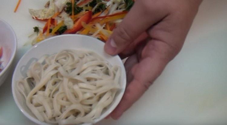 Zuerst müssen Sie Udon-Nudeln kochen.