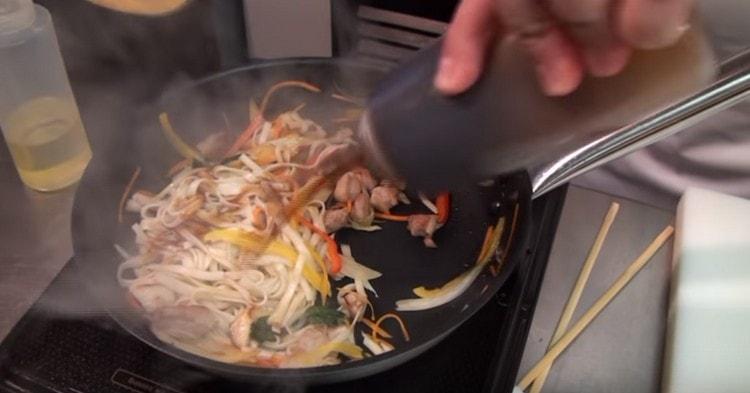 Zum Schluss etwas Austernsauce dazugeben.