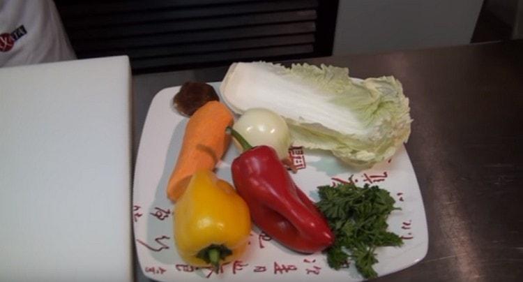 Ich wasche und putze das ganze Gemüse.