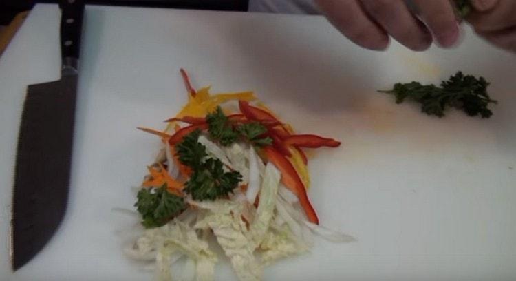 Petersilie mit den Händen zerreißen und alles Gemüse mischen.