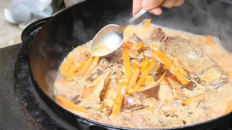 Добавете вода, както и сол.