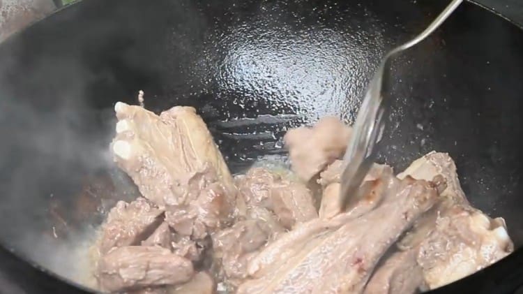 Разпределяме месото в казан и запържваме.