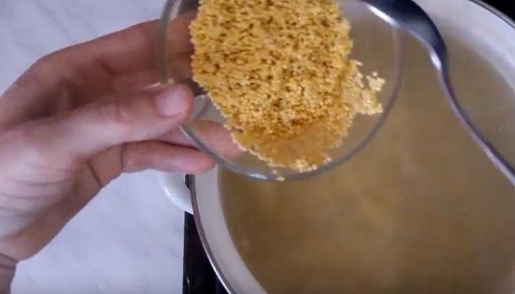 Добавете просо към супата.