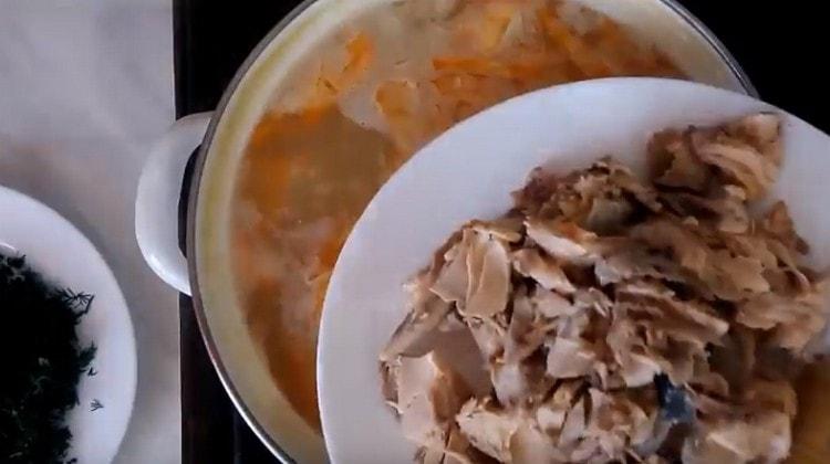 Изваждаме костите от рибата, изпращаме месото в тигана.