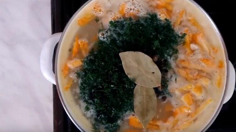 В самия край добавете към ухото дафинов лист, черен пипер, зеленина.