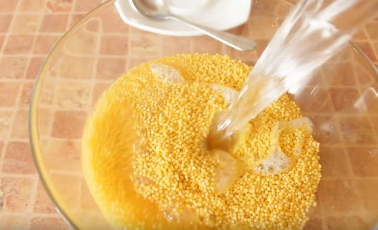 Измиваме просото и го пълним с вода.