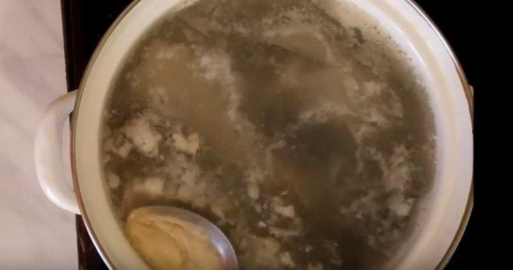 Изсипете главата и опашката от розова сьомга в тенджера с вода, доведете до кипене, отстранете пяната.