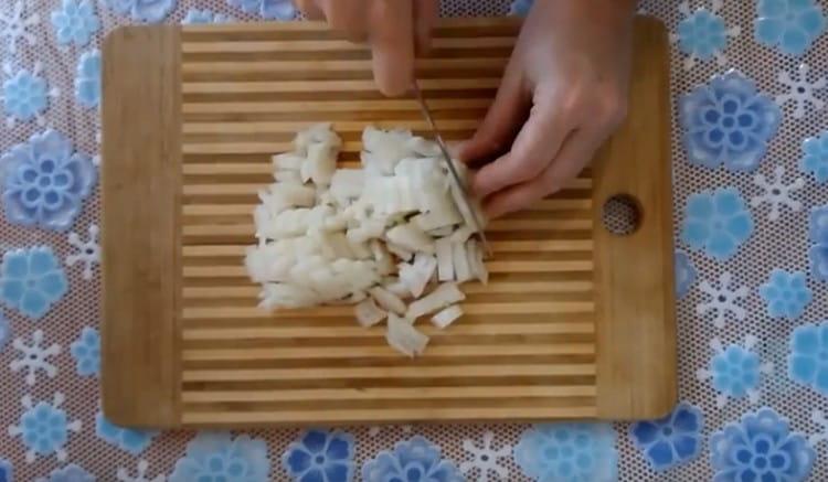 Нарязваме и лука.