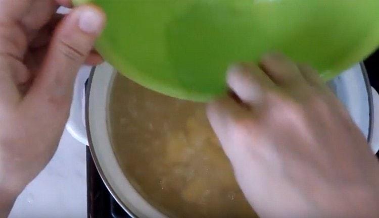 Отново довеждаме бульона до кипене и слагаме картофите в него.