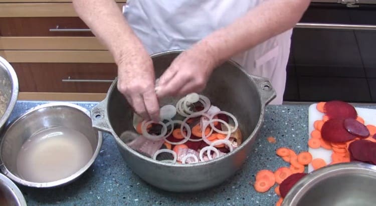 În continuare, așezați oase mari, creste și ceapă.