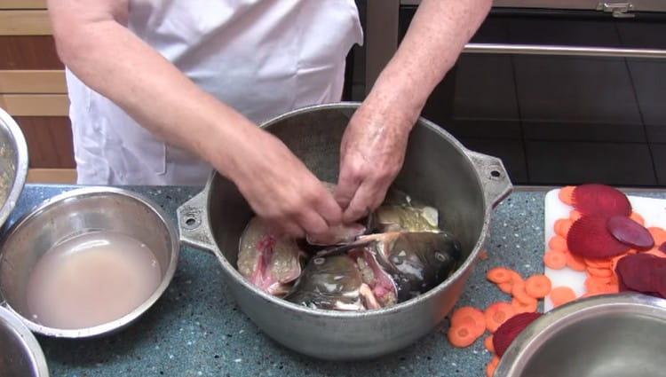 Deasupra legumelor se așază bucăți de pește.