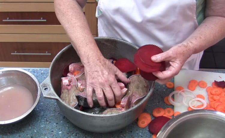 Straturi alternative de pește și legume.