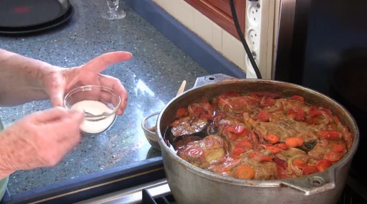 Sare și piper peștele după gust.