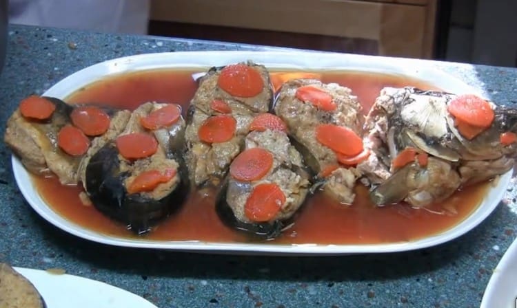 Așa se servește peștele umplut.