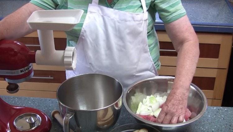 Treci pulpa, precum și ceapa și o pâine înmuiată în apă printr-o mașină de tocat carne.