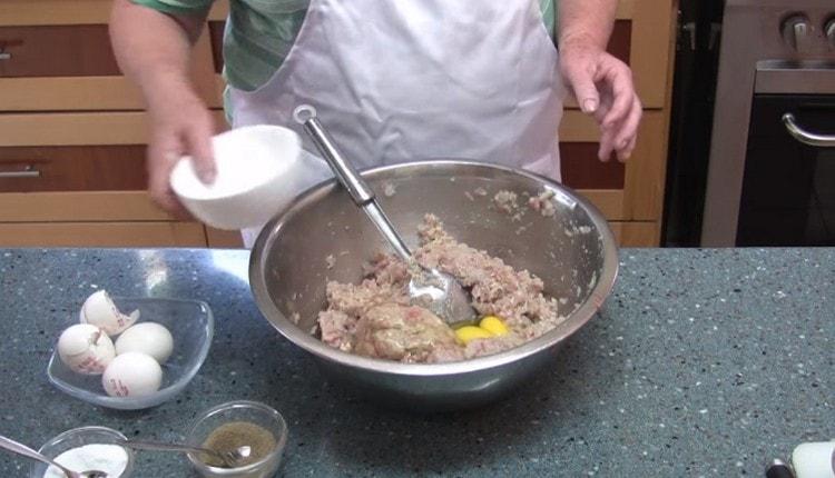 Adăugați și ouăle.