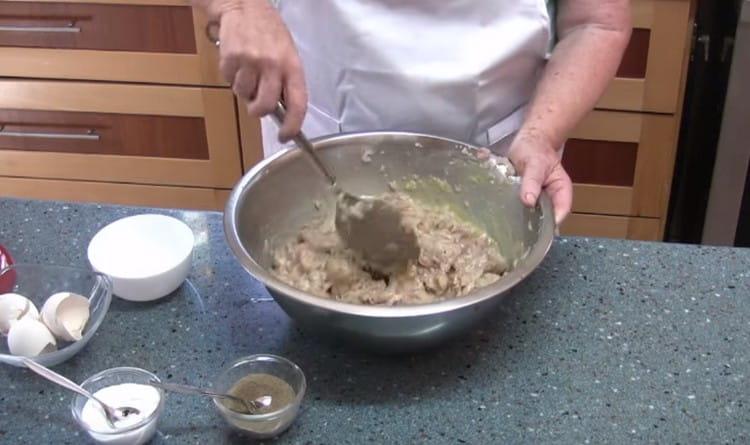 Se amestecă bine carnea tocată până se uniformizează.