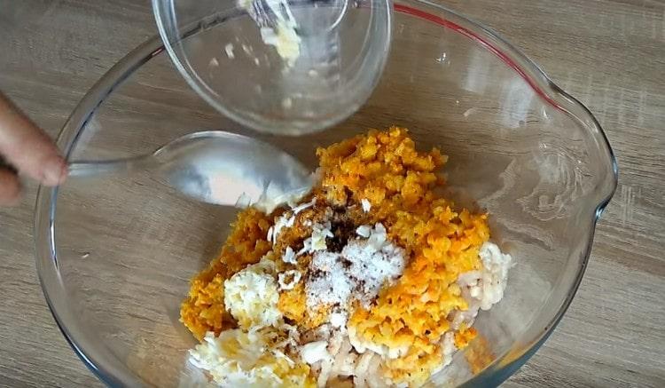 Към каймата добавете настърганото яйце, сол, черен пипер на вкус, сурово яйце.