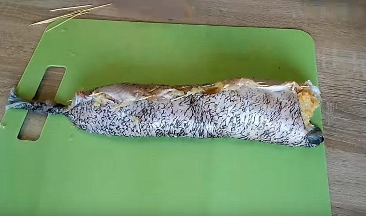 Обърнете кожата и я фиксирайте с клечки за зъби или конец.