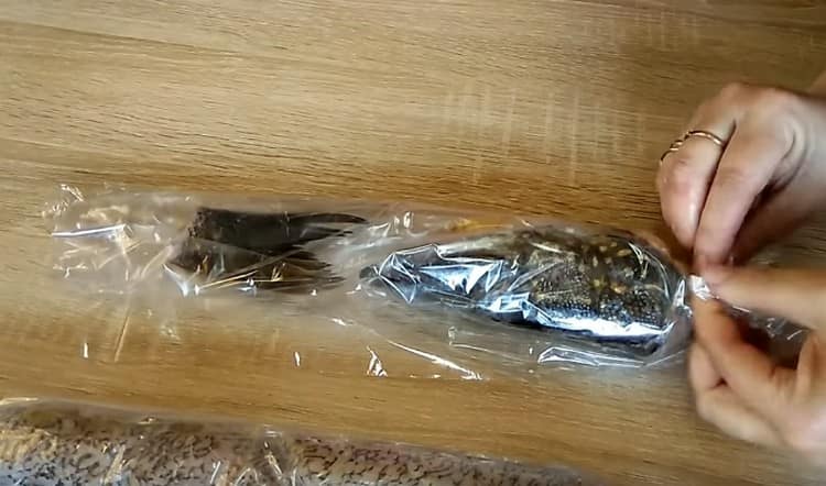 В ръкава също поставяме главата и опашката на щуката.