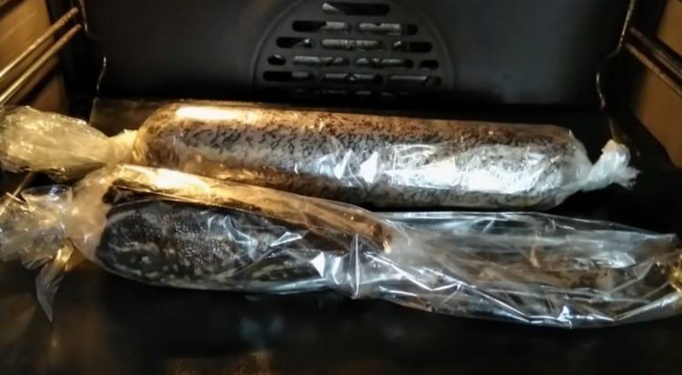 За 45 минути изпращаме тигана с щуката във фурната.