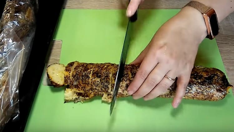 Готвим рибата и нарязваме на порции.