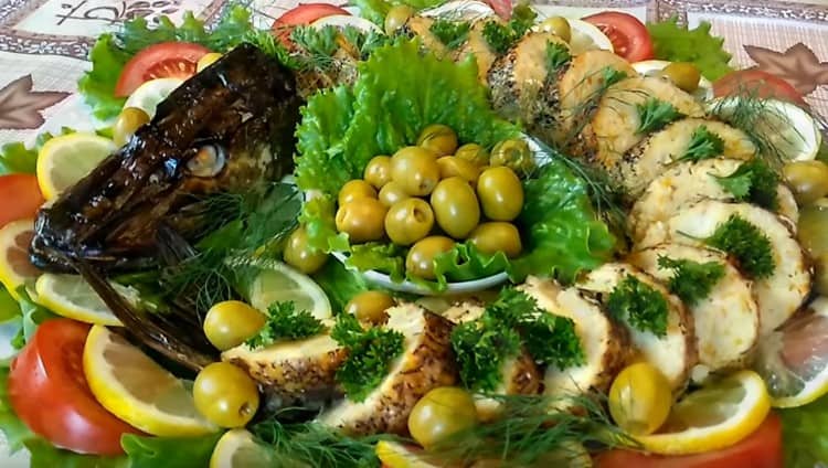 Толкова красиво можете да сервирате пълнена щука, приготвена по такава рецепта.
