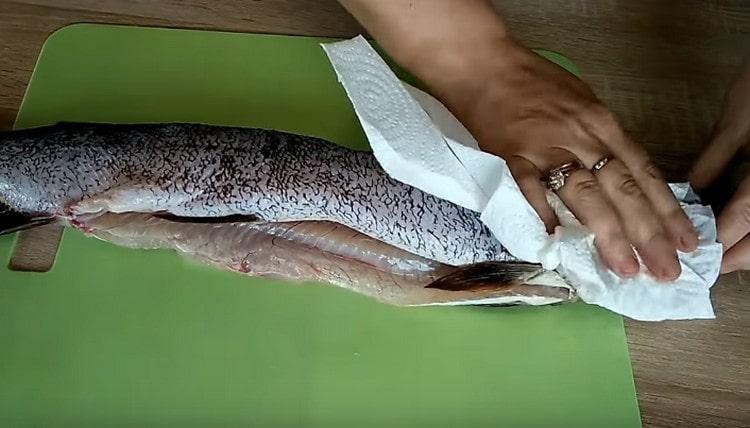 Измиваме трупа и го подсушаваме с хартиени кърпи.