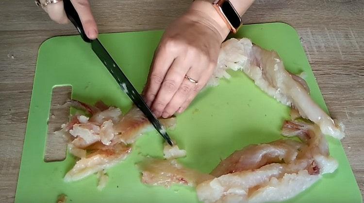 Ние смиламе щуката и нарязваме филето на парчета.