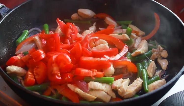 Adăugați roșiile în tigaie.