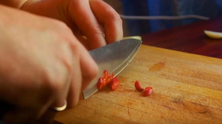 Se macina ardeiul iute rosu.