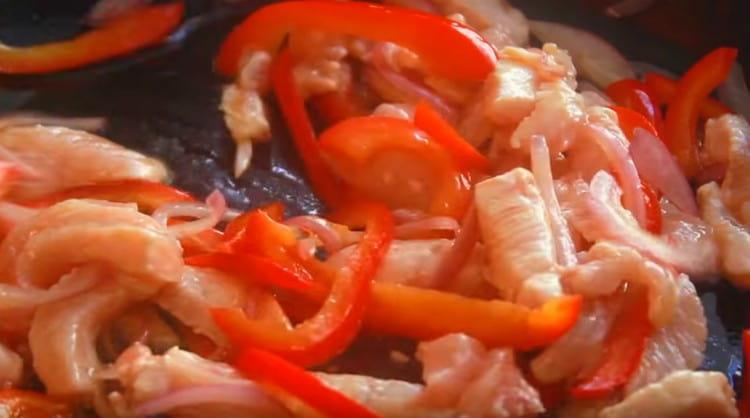 Apoi, adăugați puiul și prăjiți câteva minute.