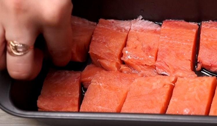 Nous répartissons les morceaux de poisson sur une plaque à pâtisserie graissée à l'huile végétale.