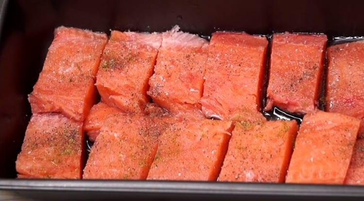 Saler, poivrer le poisson au goût.