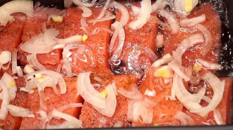 Ajouter un peu d'eau et envoyer le poisson au four.