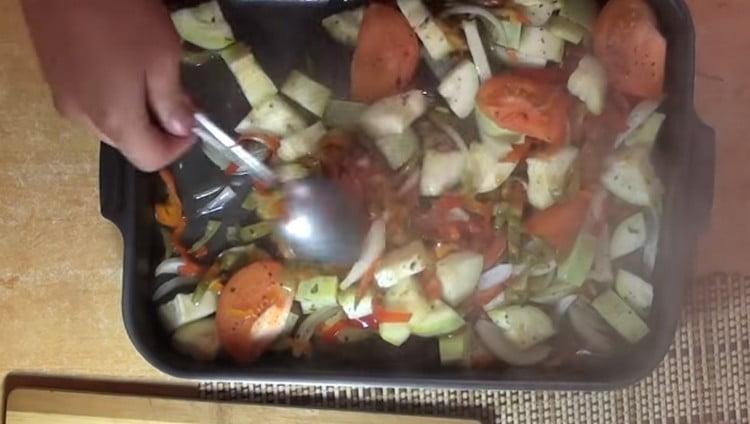 Sacamos las verduras del horno, las mezclamos y las devolvemos.