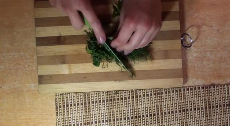 Moler hierbas frescas.