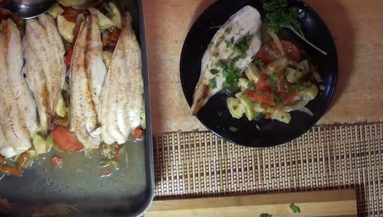 El filete de abadejo cocinado en el horno de acuerdo con esta receta será muy jugoso y tierno.